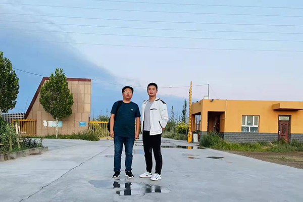 合影.png